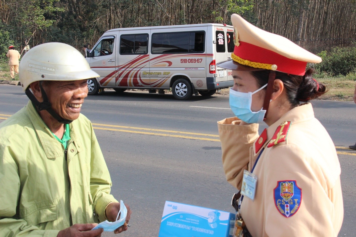 Dân sinh - Công an Đắk Lắk phát hàng ngàn khẩu trang y tế miễn phí cho người dân (Hình 4).