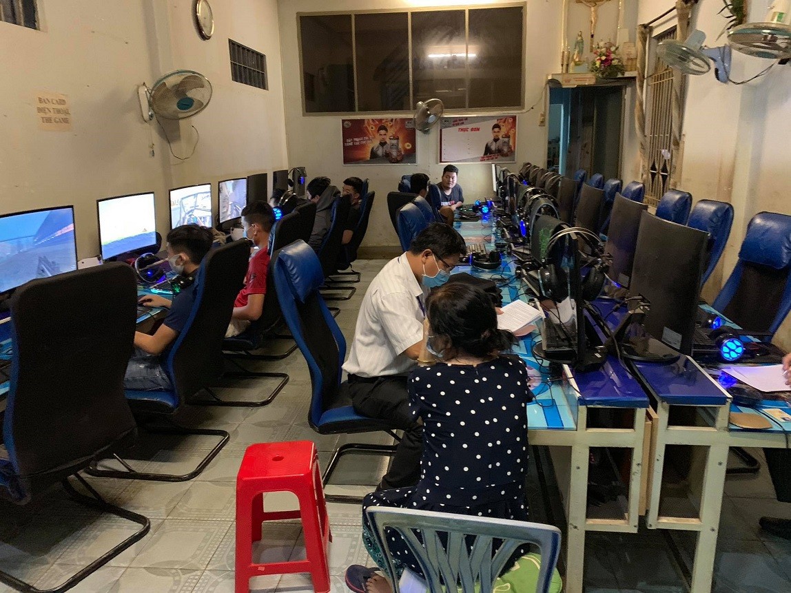 Tin nhanh - Phát hiện một cơ sở kinh doanh internet cho 8 thanh thiếu niên chơi game giữa mùa dịch (Hình 2).