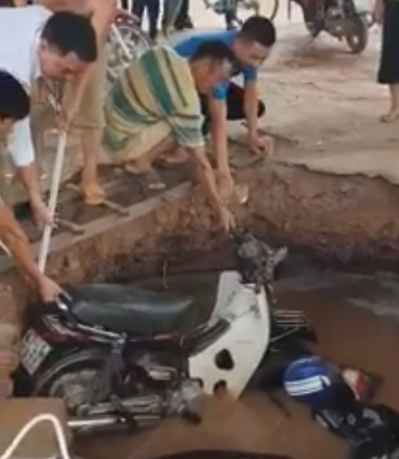 Tin nhanh - “Hố tử thần” bất ngờ xuất hiện trong nhà để xe giáo viên ở Đắk Lắk (Hình 2).