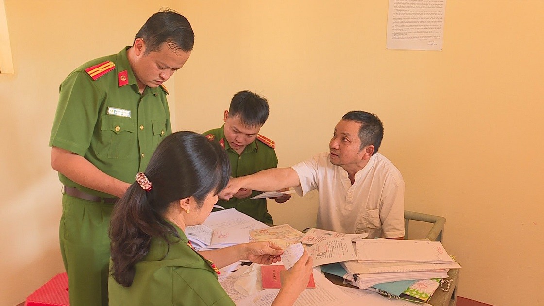 An ninh - Hình sự - Khởi tố, tạm giam thanh tra viên sở Nội vụ nhận hối lộ hàng trăm triệu đồng