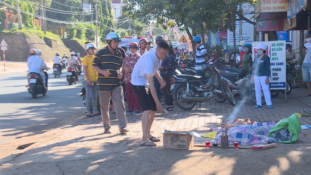 An ninh - Hình sự - Người đàn ông tử vong bất thường bên lan can cầu