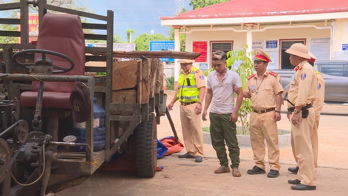 An ninh - Hình sự - Nổ súng bắt giữ nam thanh niên chở gỗ lậu, tông trực diện vào tổ tuần tra