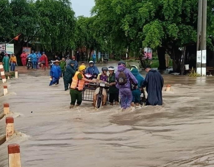 Tin nhanh - Đắk Lắk: Hàng chục căn nhà chìm trong biển nước do mưa lớn (Hình 2).