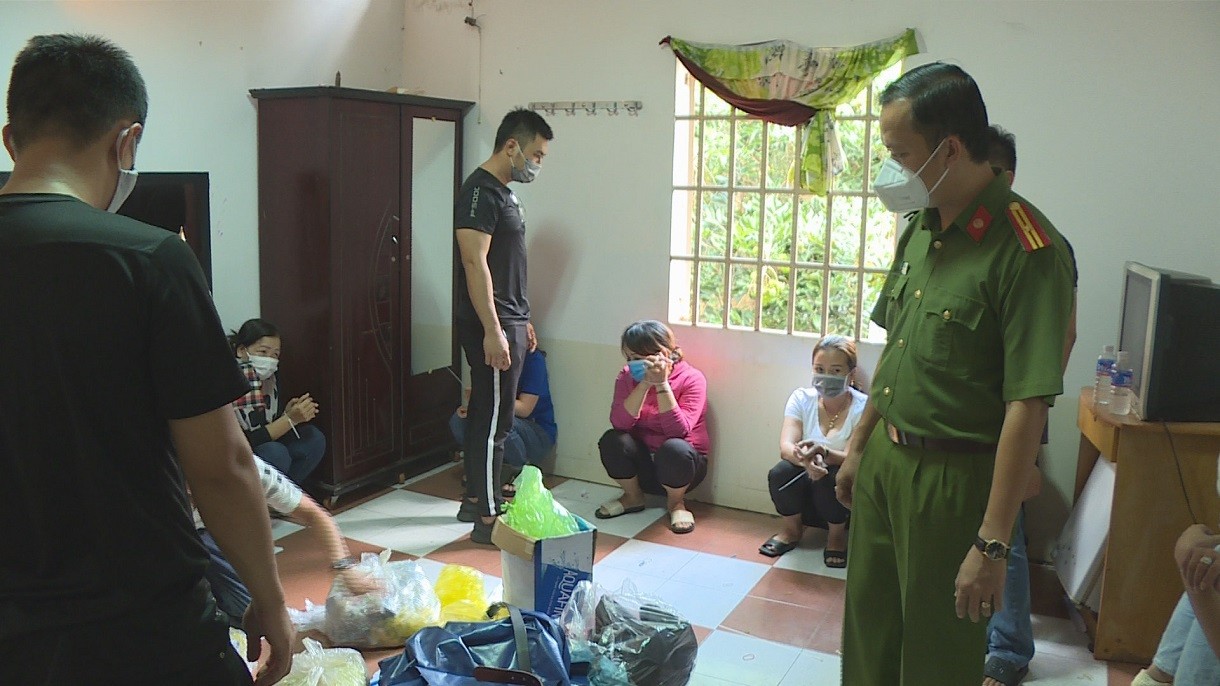 An ninh - Hình sự - Triệt phá sòng bạc trong nhà nghỉ, thu giữ hàng trăm triệu đồng