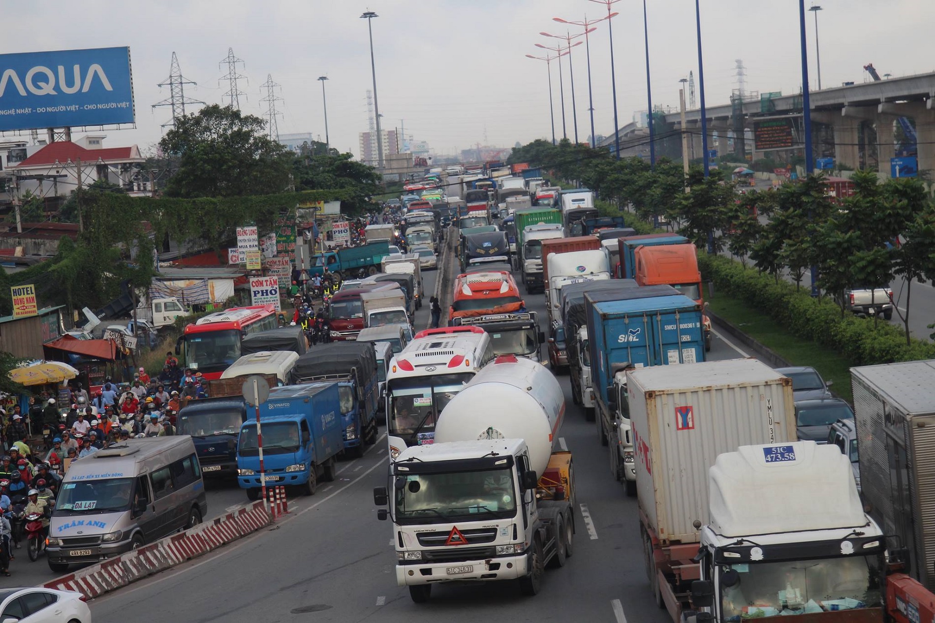 Xã hội - TP.HCM: Tài xế ngủ gật, xe container náo loạn quốc lộ (Hình 2).