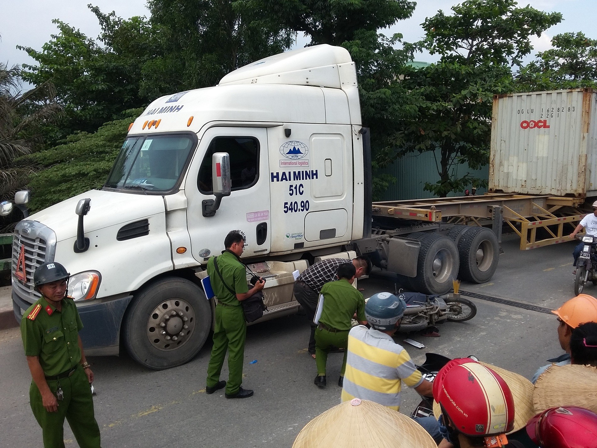 Xã hội - Một người phụ nữ tử vong dưới bánh xe container trên cung đường “tử thần”