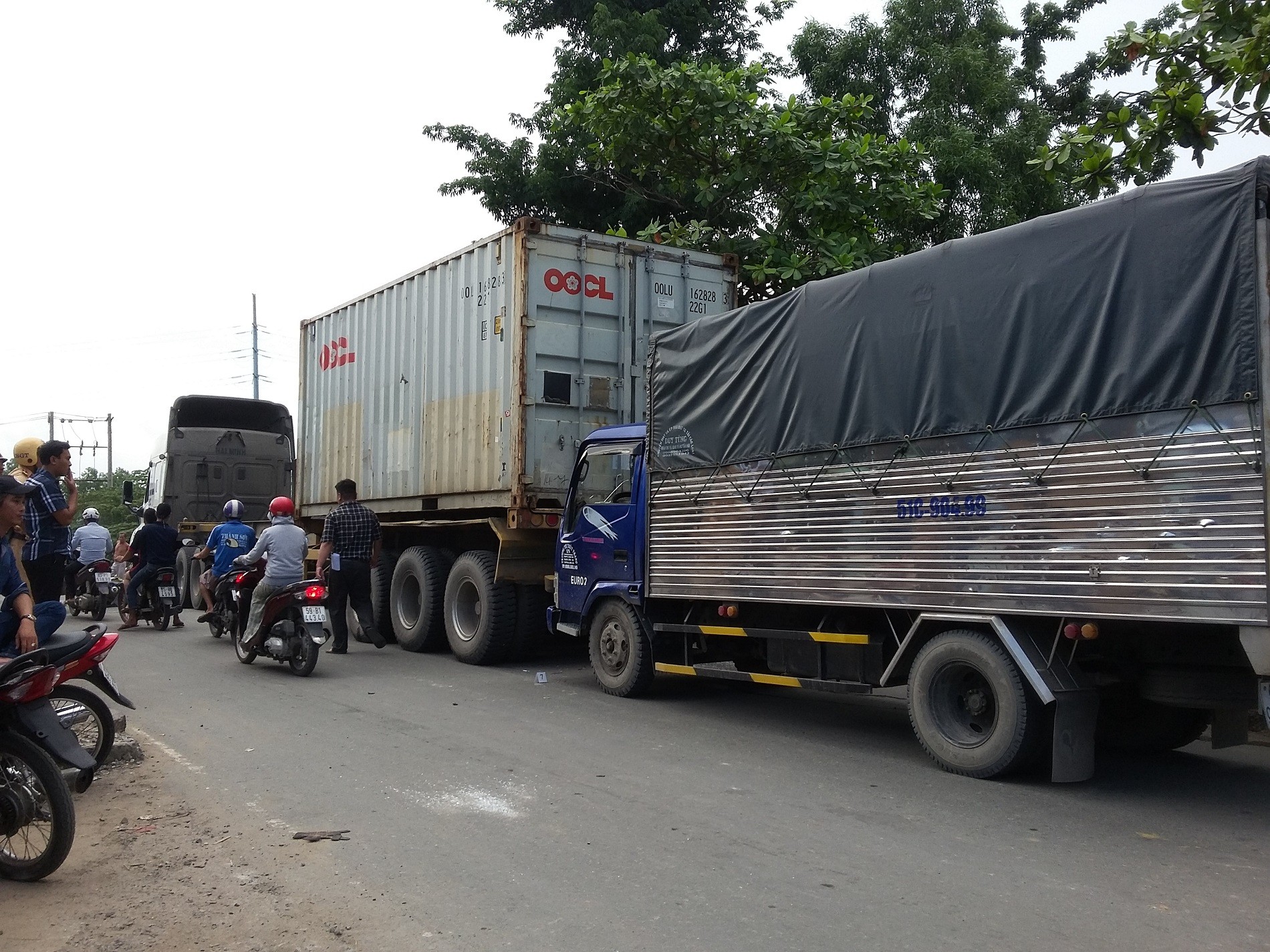 Xã hội - Một người phụ nữ tử vong dưới bánh xe container trên cung đường “tử thần” (Hình 2).