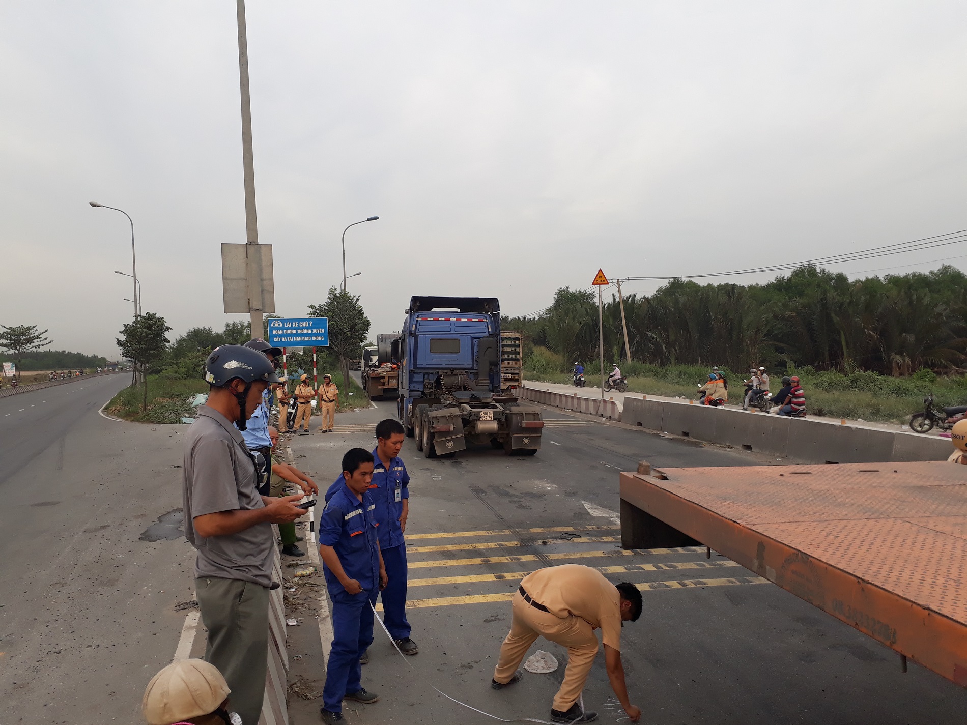 Tin nhanh - Tông đuôi xe đầu kéo, tài xế xe chở cọc bê tông kẹt trong ca bin (Hình 2).