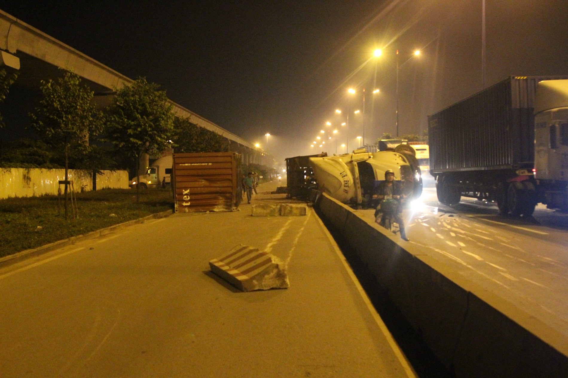 Tin nhanh - Xe container bị ép lật nhào