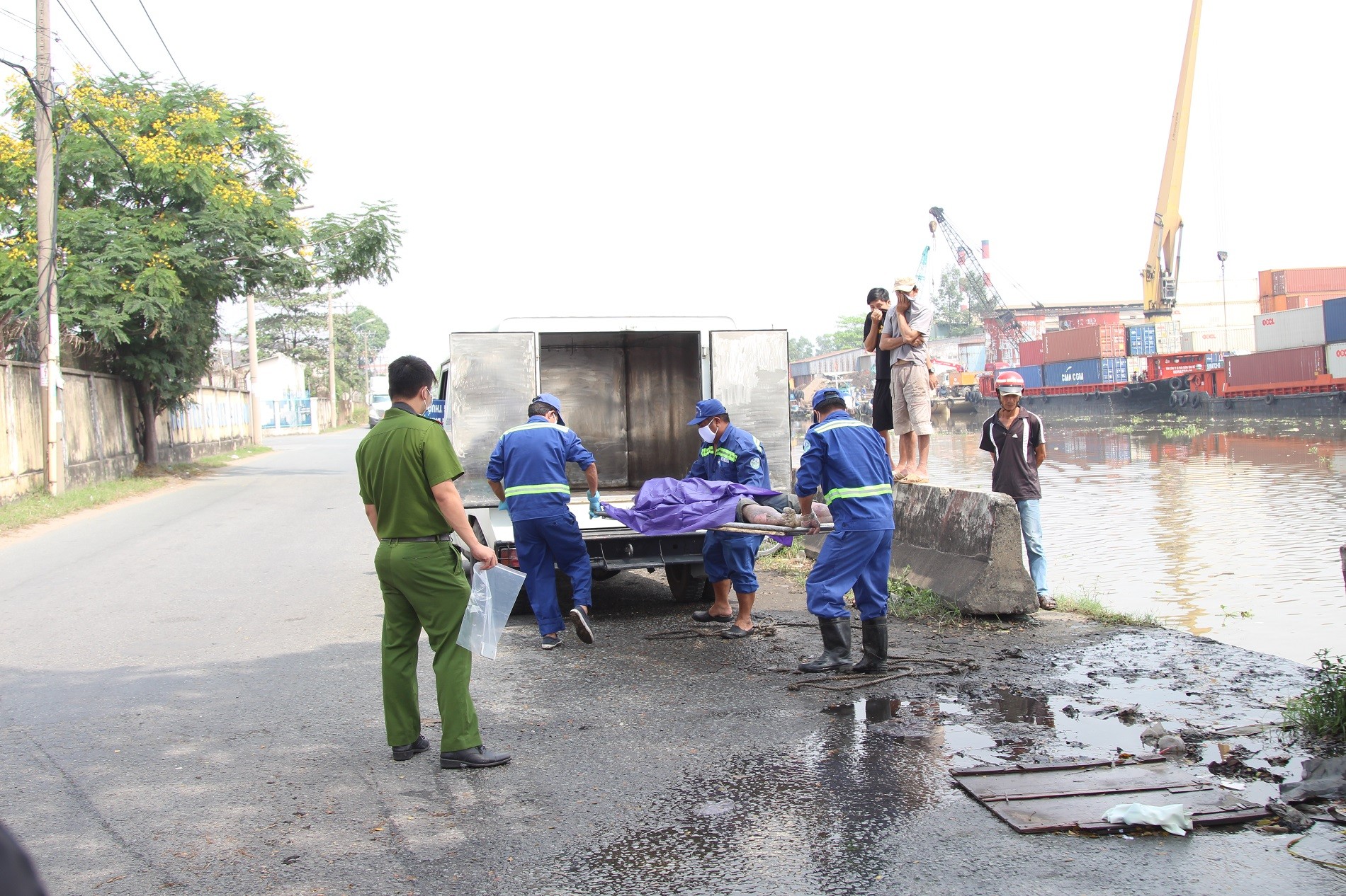 An ninh - Hình sự - Điều tra làm rõ vụ phát hiện thi thể nam thanh niên dưới kênh (Hình 2).