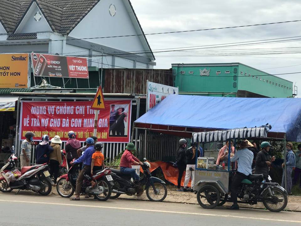 An ninh - Hình sự - Chủ hụi biến mất, người dân lập bàn thờ, căng băng rôn trước nhà để đòi tiền (Hình 2).