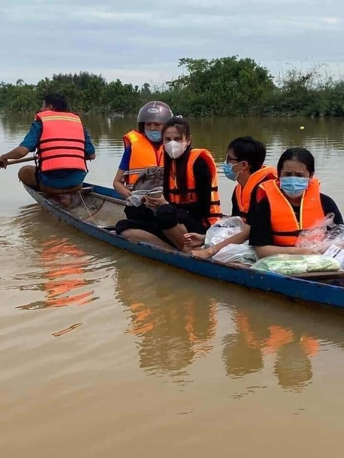 Ngôi sao - Thủy Tiên không ngại vào tận tâm lũ tại Huế để cứu trợ người dân 