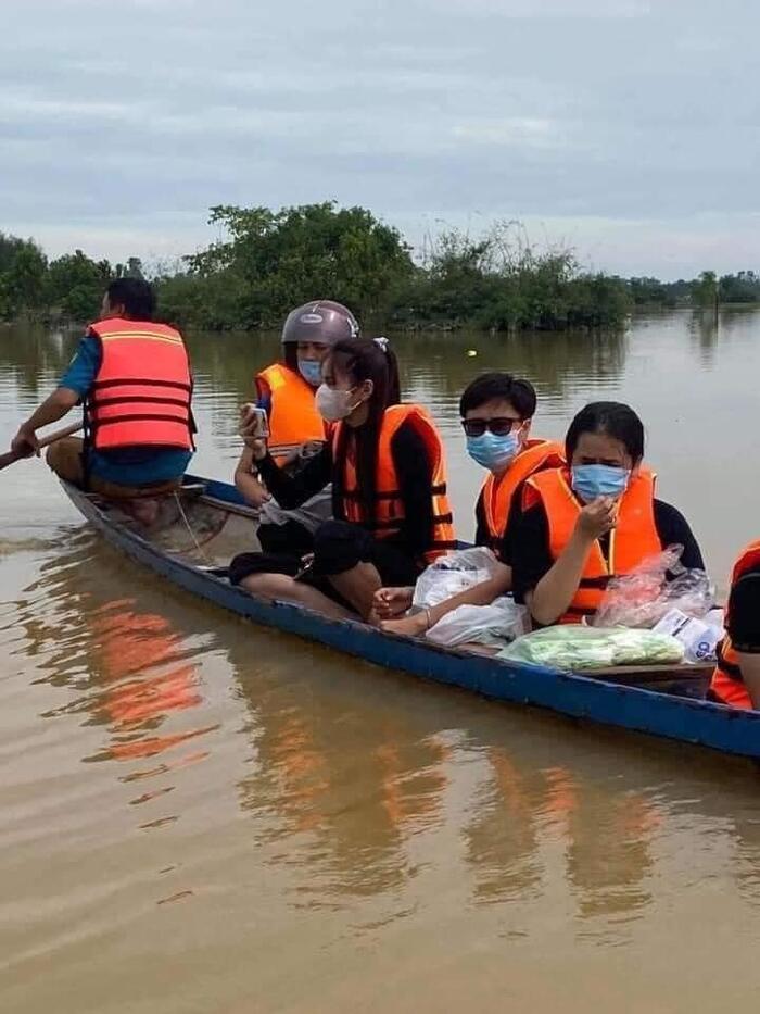 Ngôi sao - Thủy Tiên không ngại vào tận tâm lũ tại Huế để cứu trợ người dân  (Hình 3).