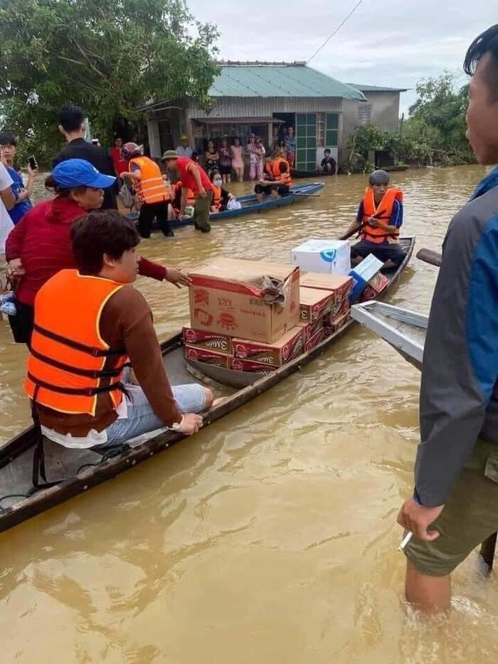 Ngôi sao - Thủy Tiên không ngại vào tận tâm lũ tại Huế để cứu trợ người dân  (Hình 4).