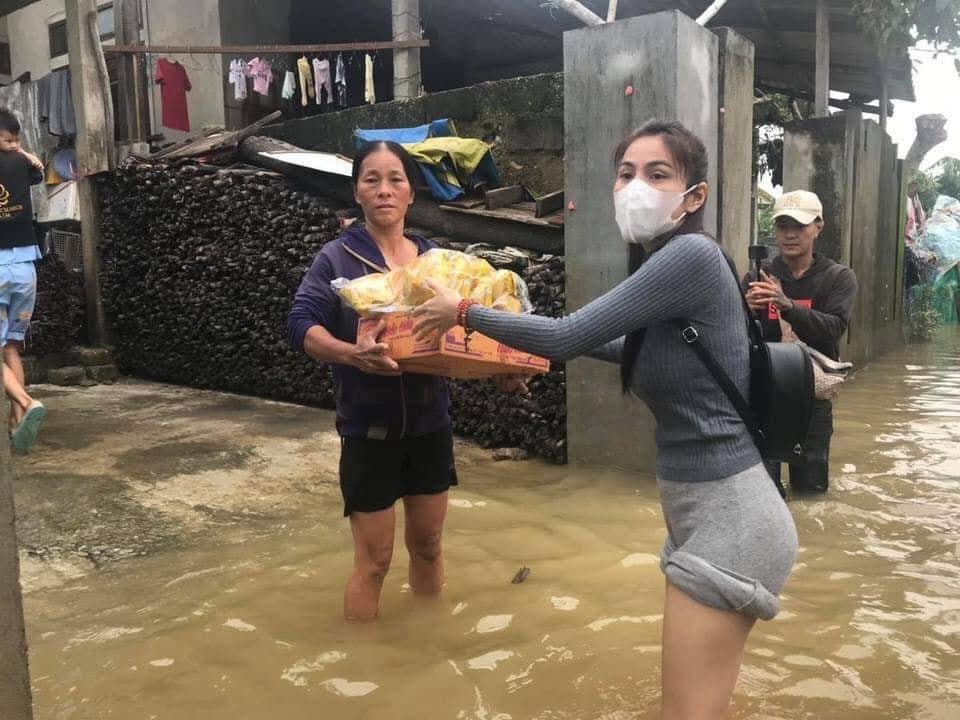 Ngôi sao - Thuỷ Tiên bị săm soi, 'bóc giá' trang phục khi đi cứu trợ miền Trung (Hình 2).