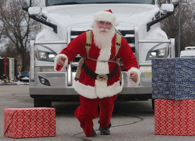 Dân sinh - 'Ông già Noel' lập kỷ lục Guinness khi kéo xe tải chở đầy xe tuần lộc