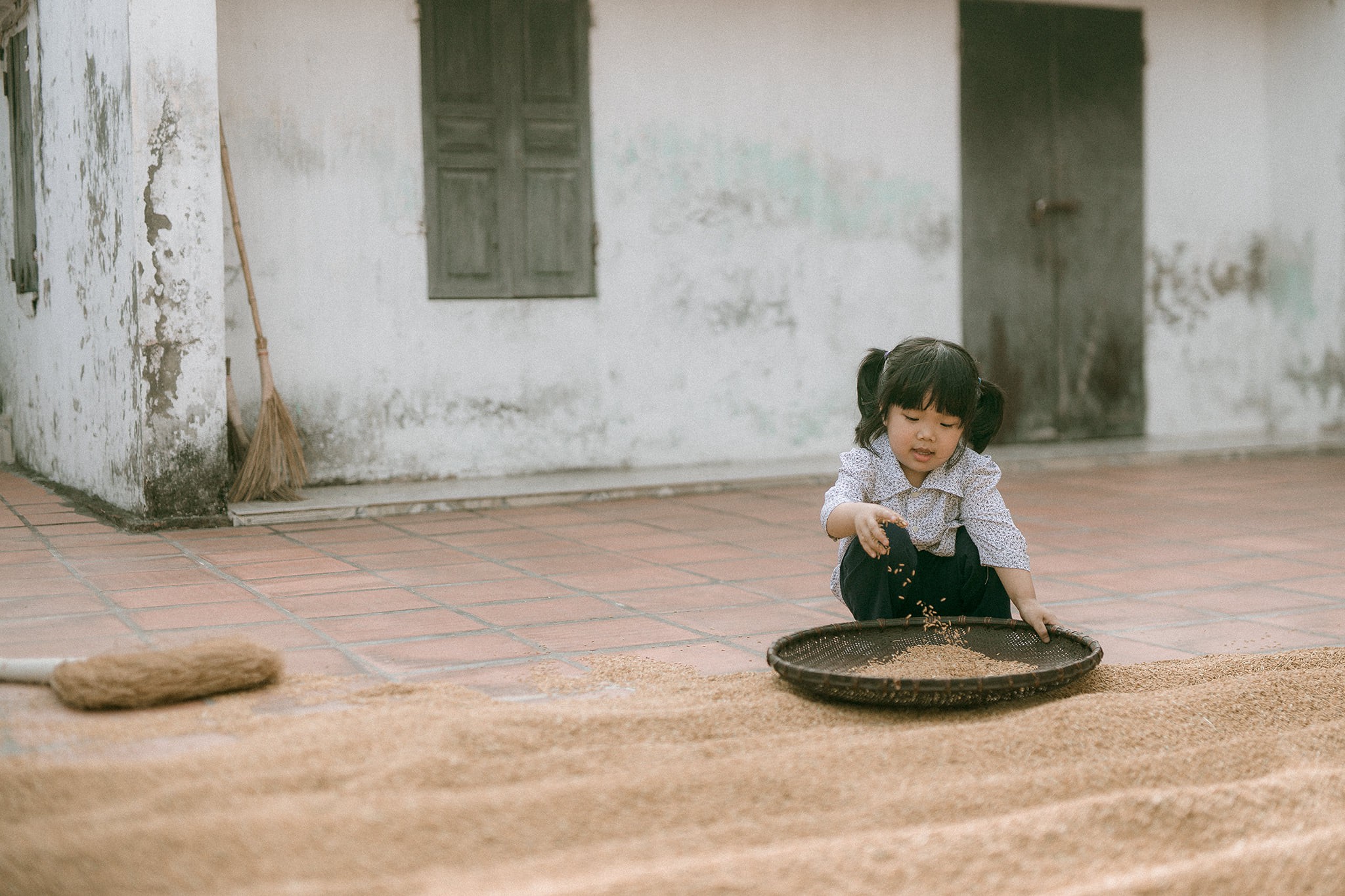 Đời sống - Bộ ảnh Em bé Thái Bình gợi nhớ kỷ niệm tuổi thơ gây 'bão mạng' (Hình 7).