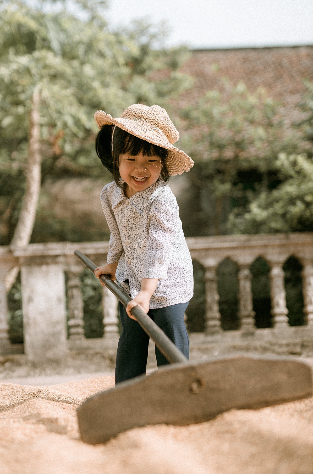 Đời sống - Bộ ảnh Em bé Thái Bình gợi nhớ kỷ niệm tuổi thơ gây 'bão mạng' (Hình 8).