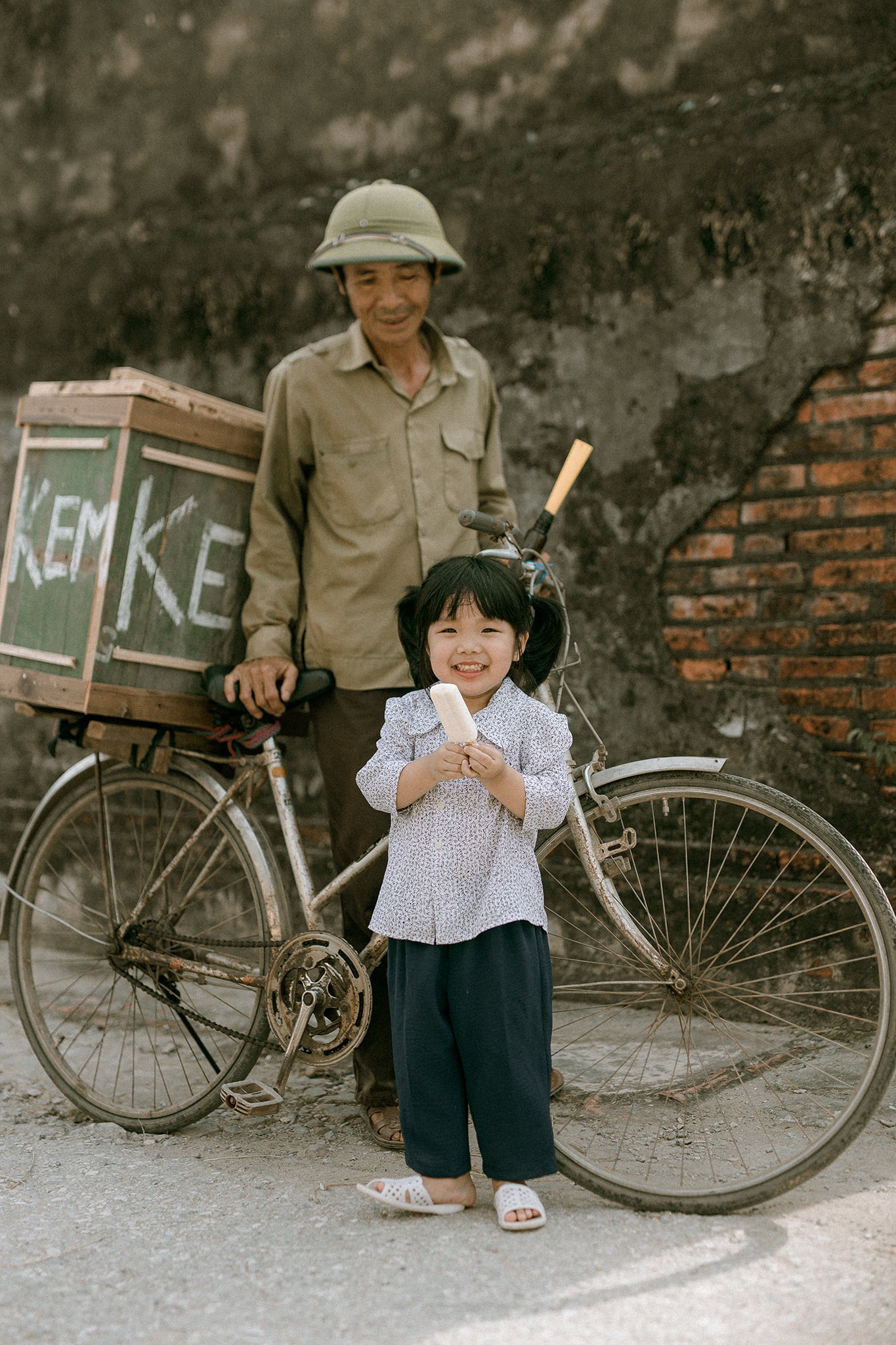 Đời sống - Bộ ảnh Em bé Thái Bình gợi nhớ kỷ niệm tuổi thơ gây 'bão mạng' (Hình 2).