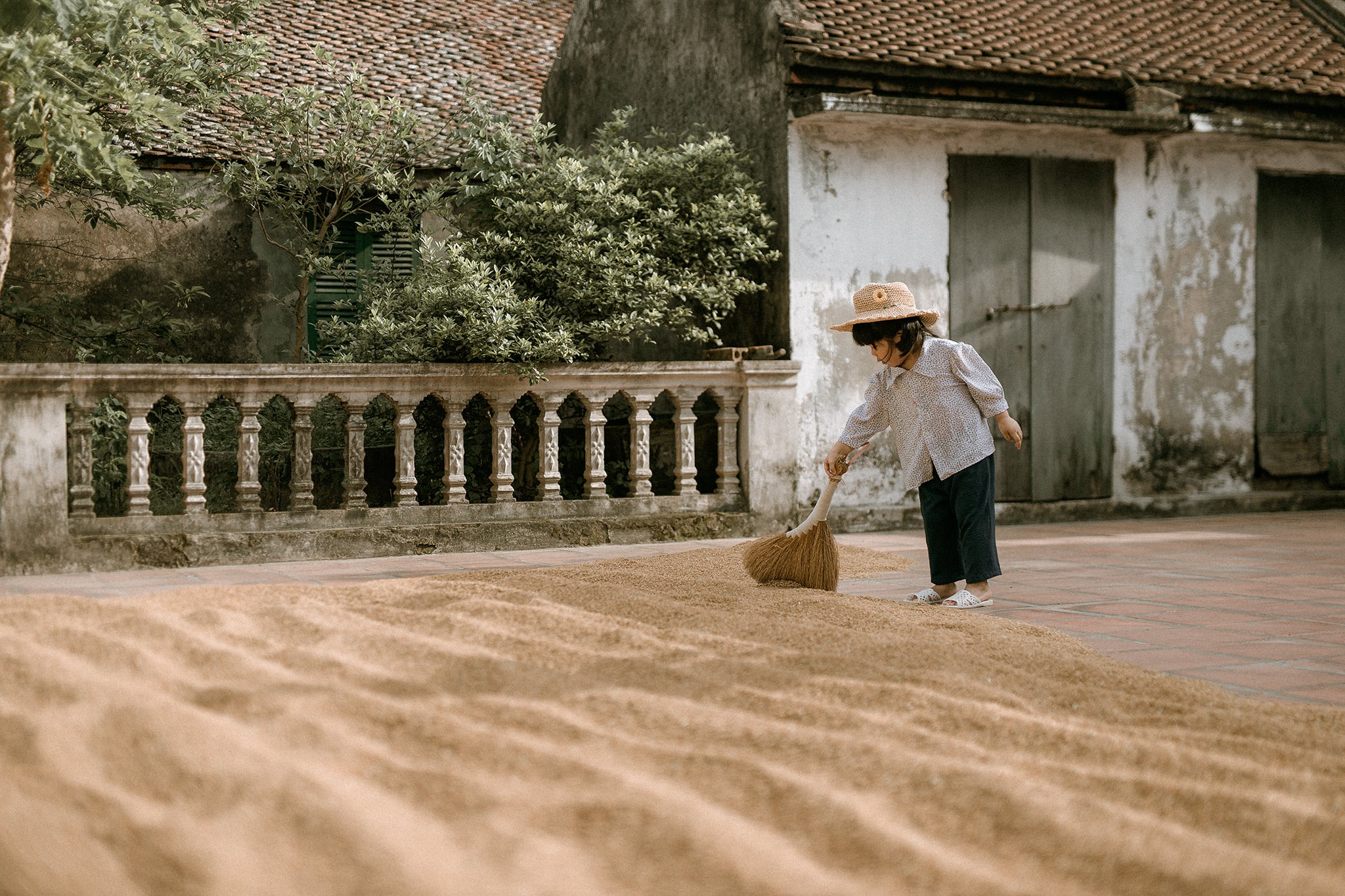 Đời sống - Bộ ảnh Em bé Thái Bình gợi nhớ kỷ niệm tuổi thơ gây 'bão mạng' (Hình 4).