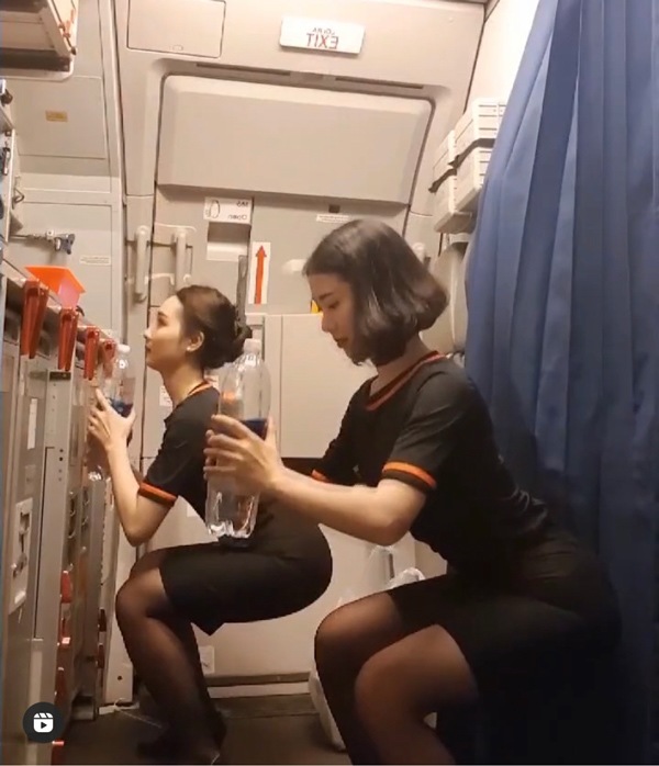 Đời sống - Tập thể dục trên máy bay, hai nữ tiếp viên 'gây sốt' mạng xã hội