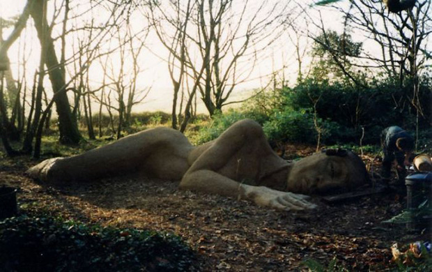 Đời sống - Kỳ lạ bức tượng thiếu nữ nằm ngủ biến đổi 'xiêm y' theo 4 mùa (Hình 8).