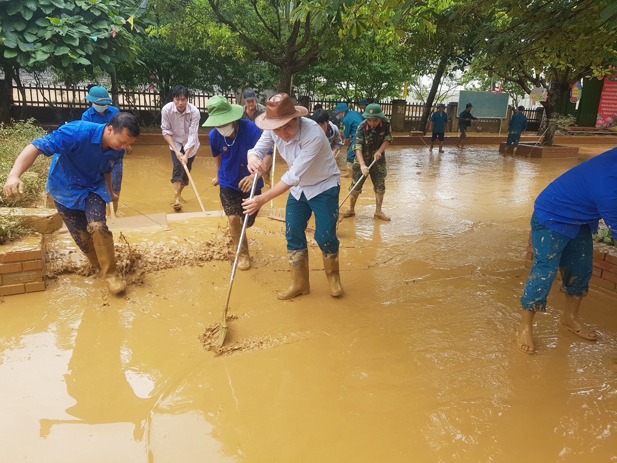 Xã hội - Trường học ở Lào Cai ngập sâu 4-5m sau mưa lớn (Hình 6).