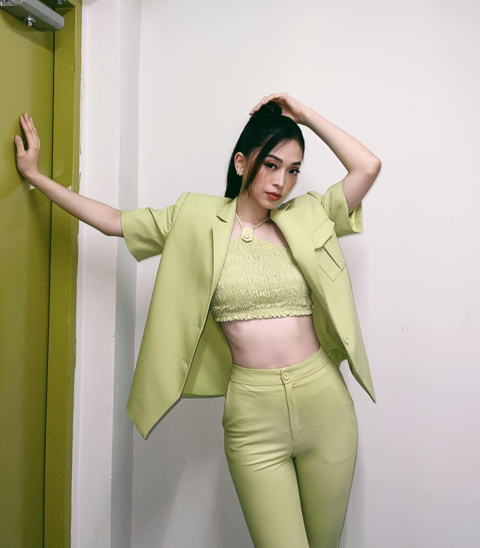 Giải trí - Sao đẹp cuối tuần: Hà Tăng đẹp u buồn, Phương Nga khoe eo với crop-top (Hình 2).