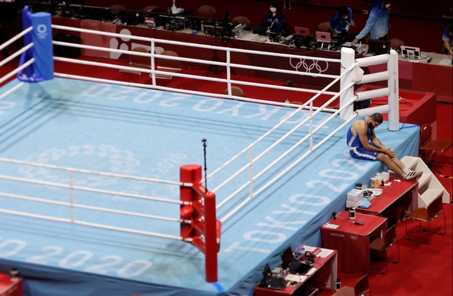 Đời sống - Olympic Tokyo: Võ sĩ ngồi lì trên võ đài gần 1 tiếng vì bị xử thua