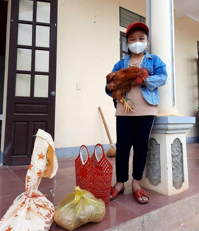 Xã hội - Xúc động hình ảnh bé gái tiểu học ôm gà đi ủng hộ chống dịch