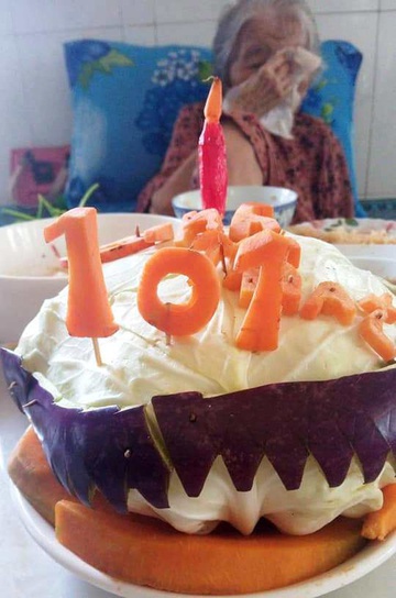 Đời sống - Con rể làm bánh sinh nhật từ nguyên liệu đặc biệt tặng mẹ vợ 101 tuổi