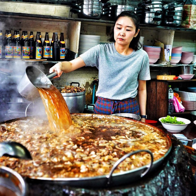 Đời sống - Nhà hàng nổi tiếng với nồi nước dùng ninh đi ninh lại gần 50 năm (Hình 3).