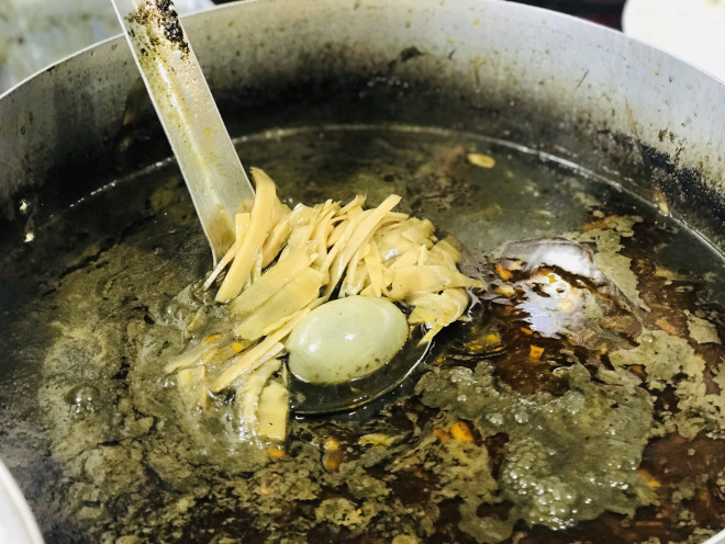 Đời sống - Món bún nổi tiếng với nước dùng đen sệt, 'bốc mùi' thum thủm ở Gia Lai (Hình 2).