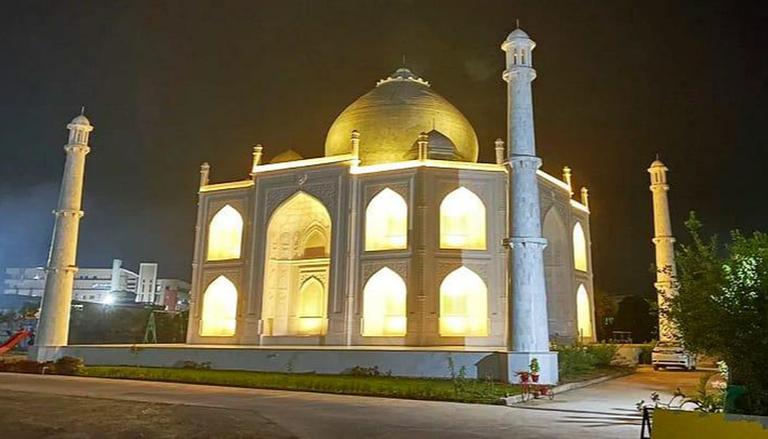 Đời sống - Nam giáo viên xây nhà 920m2 phỏng theo đền Taj Mahal tặng vợ (Hình 2).