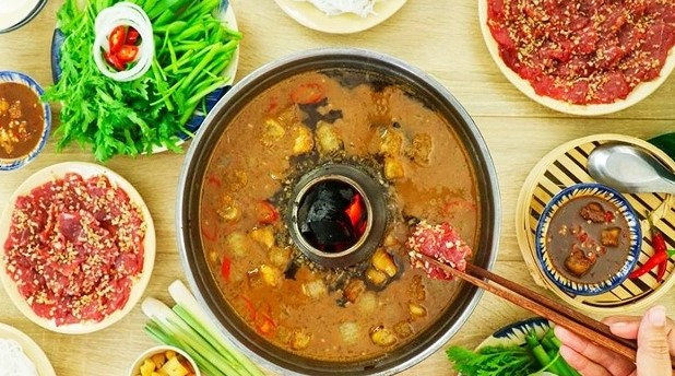 Đời sống - Món ngon cuối tuần: Cách nấu lẩu bò mắm ruốc đặc sản Bình Dương (Hình 4).