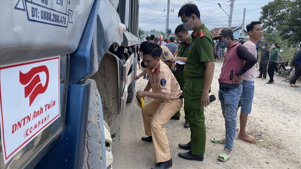 Xã hội - Bản tin 18/6: Xe máy va chạm xe ben, 2 người tử vong; tìm kiếm học sinh lớp 8 đuối nước khi tắm hồ (Hình 2).