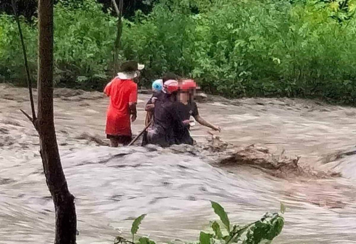 Xã hội - Bản tin 6/7: Chiều nay làm thủ tục dự thi THPT; 4 người ở Cao Bằng bị lũ cuốn trôi (Hình 2).