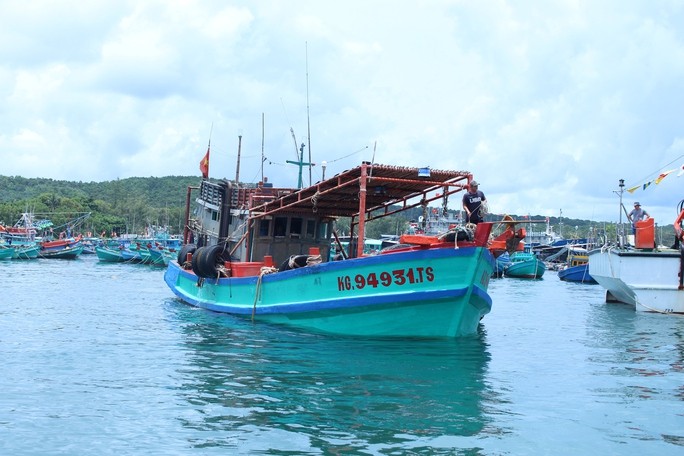 Xã hội - Bản tin 4/9: Người đàn ông bị điện giật tử vong khi đang sửa đường điện; Bắt giữ 2 tàu chở 75.000 lít dầu trái phép (Hình 2).