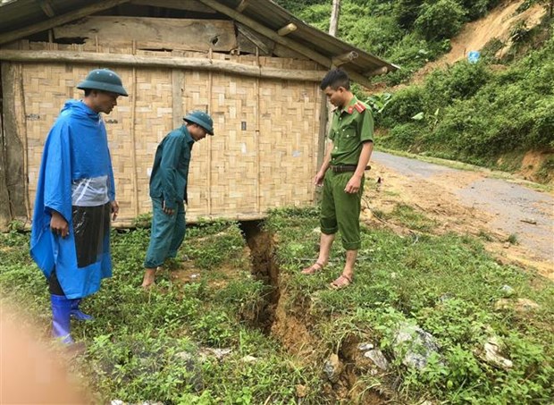 Xã hội - Bản tin 12/9: Va chạm với ôtô, 3 em nhỏ đi trên xe máy thương vong; Ôtô con nát đầu sau cú tông xe khách trên cao tốc (Hình 3).