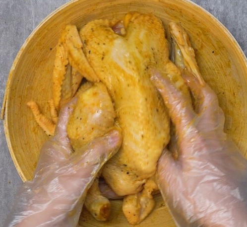 Đời sống - Món ngon cuối tuần: Cách làm gà ủ muối hoa tiêu vàng ươm, đậm vị (Hình 2).