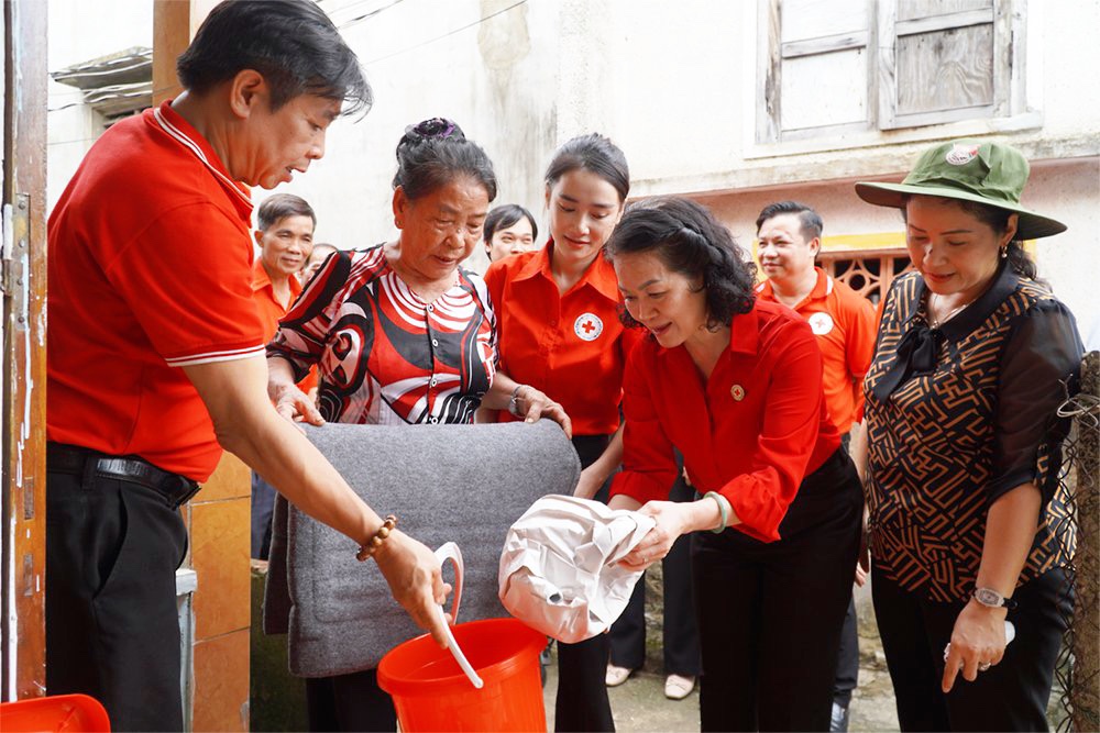 Giải trí - Nhã Phương đồng hành cùng Hội Chữ thập đỏ trao quà cho bà con ở Quảng Ngãi (Hình 6).