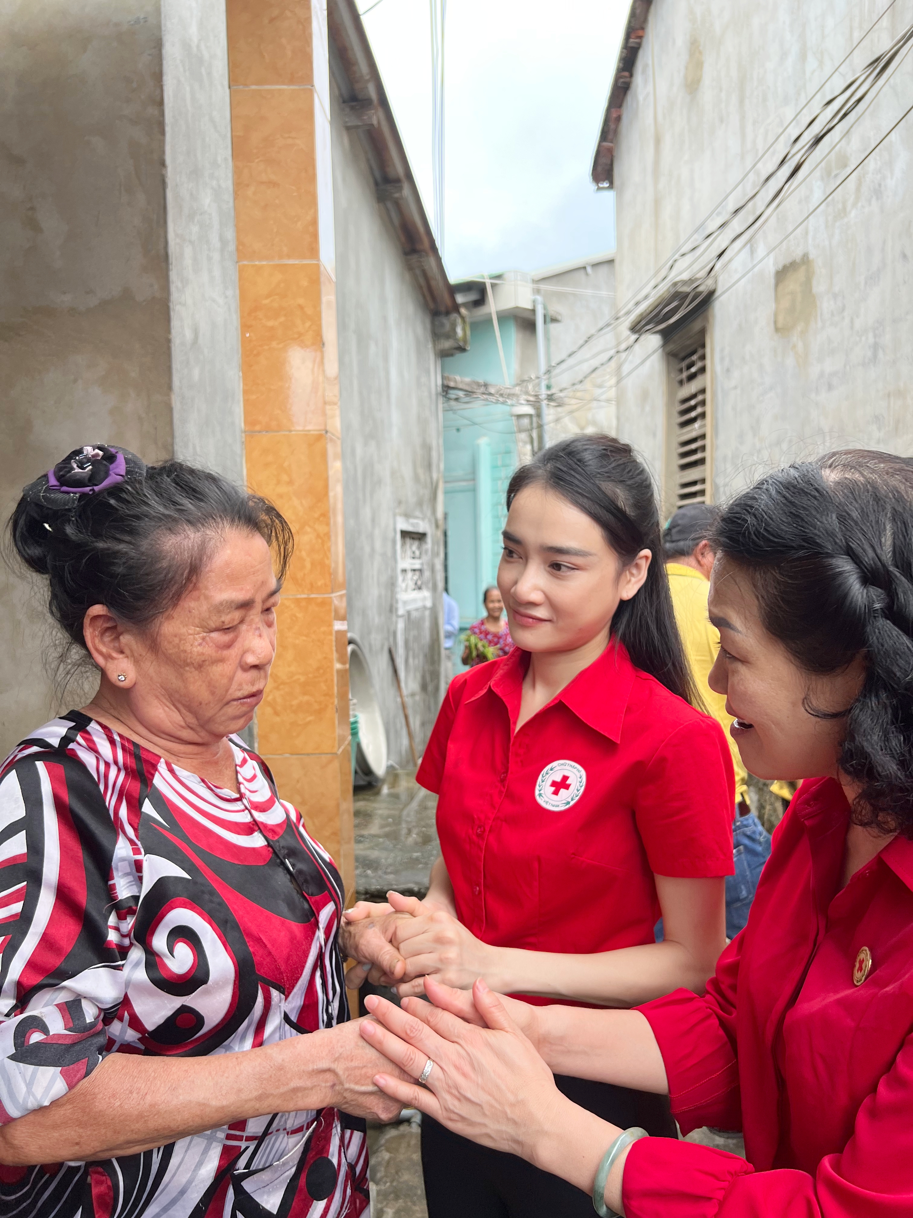 Giải trí - Nhã Phương đồng hành cùng Hội Chữ thập đỏ trao quà cho bà con ở Quảng Ngãi (Hình 5).