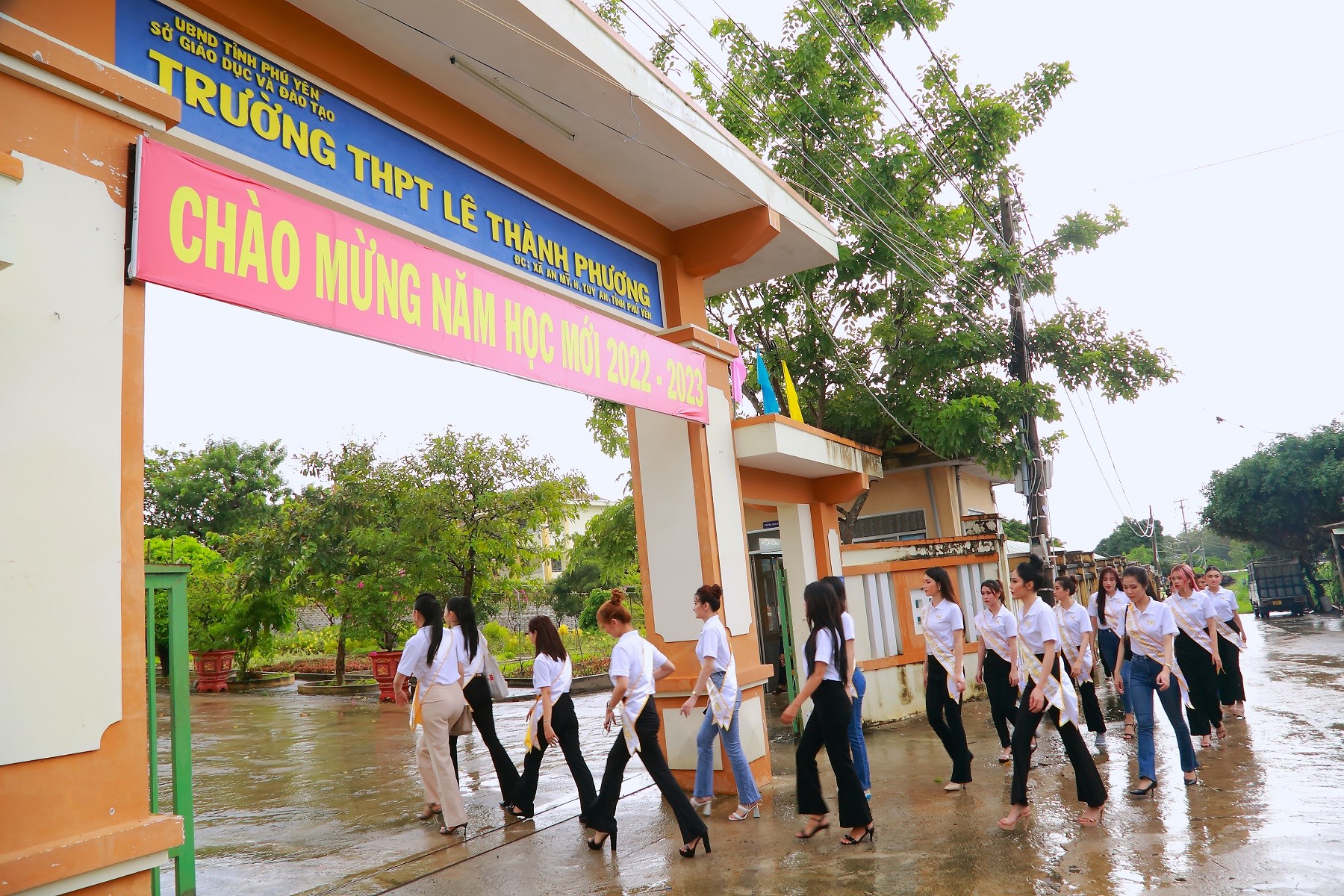 Giải trí - BTC Hoa hậu Doanh nhân Việt Nam Quốc tế tặng 100 phần quà cho học sinh nghèo