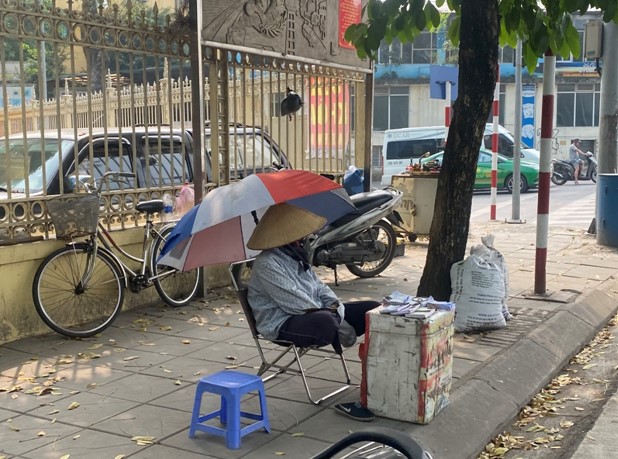 Xã hội - Chùm ảnh: Người dân Hà Nội chật vật mưu sinh ngày nắng nóng