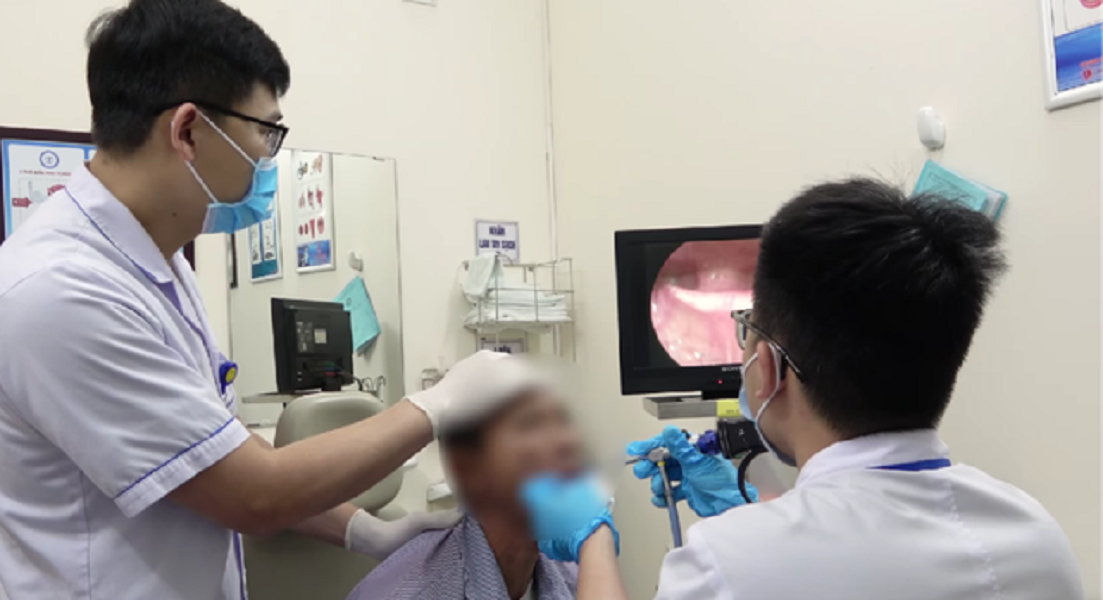 Đưa con trai đi điều trị viêm phổi, cha mẹ sốc nặng khi bác sĩ gắp ra thứ "đáng sợ" trong dạ dày- Ảnh 2.