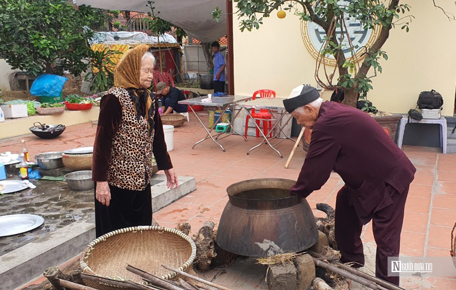 Dân sinh - Hải Phòng: Làng nghề gói bánh chưng “đỏ lửa” suốt dịp giáp Tết (Hình 3).