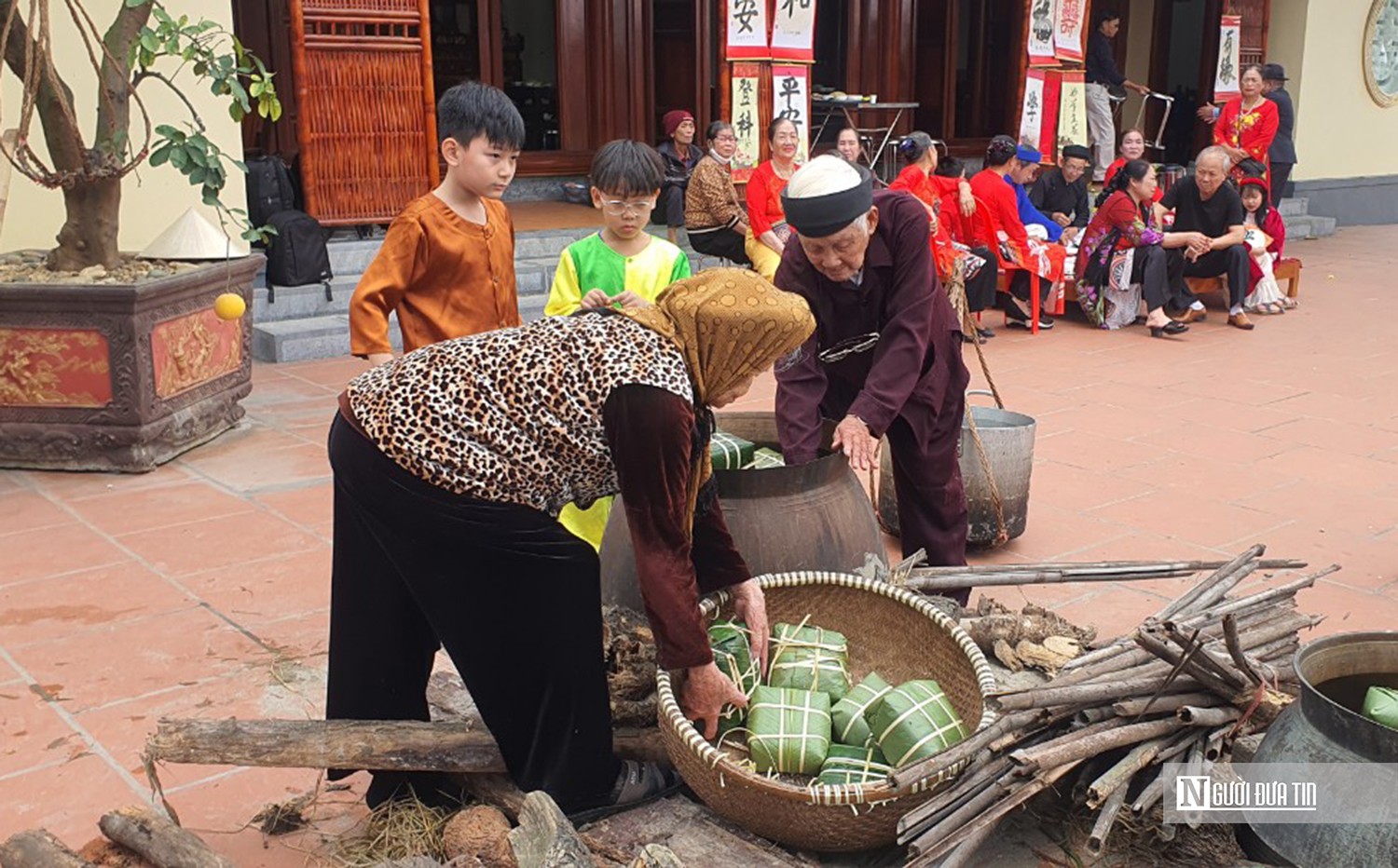 Dân sinh - Hải Phòng: Làng nghề gói bánh chưng “đỏ lửa” suốt dịp giáp Tết (Hình 2).