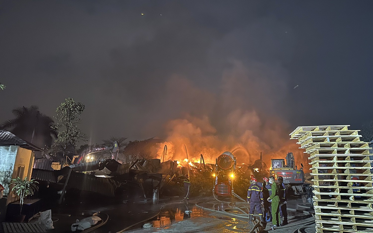 Sự kiện - Kho nhựa ở Hải Phòng bốc cháy dữ dội trong đêm