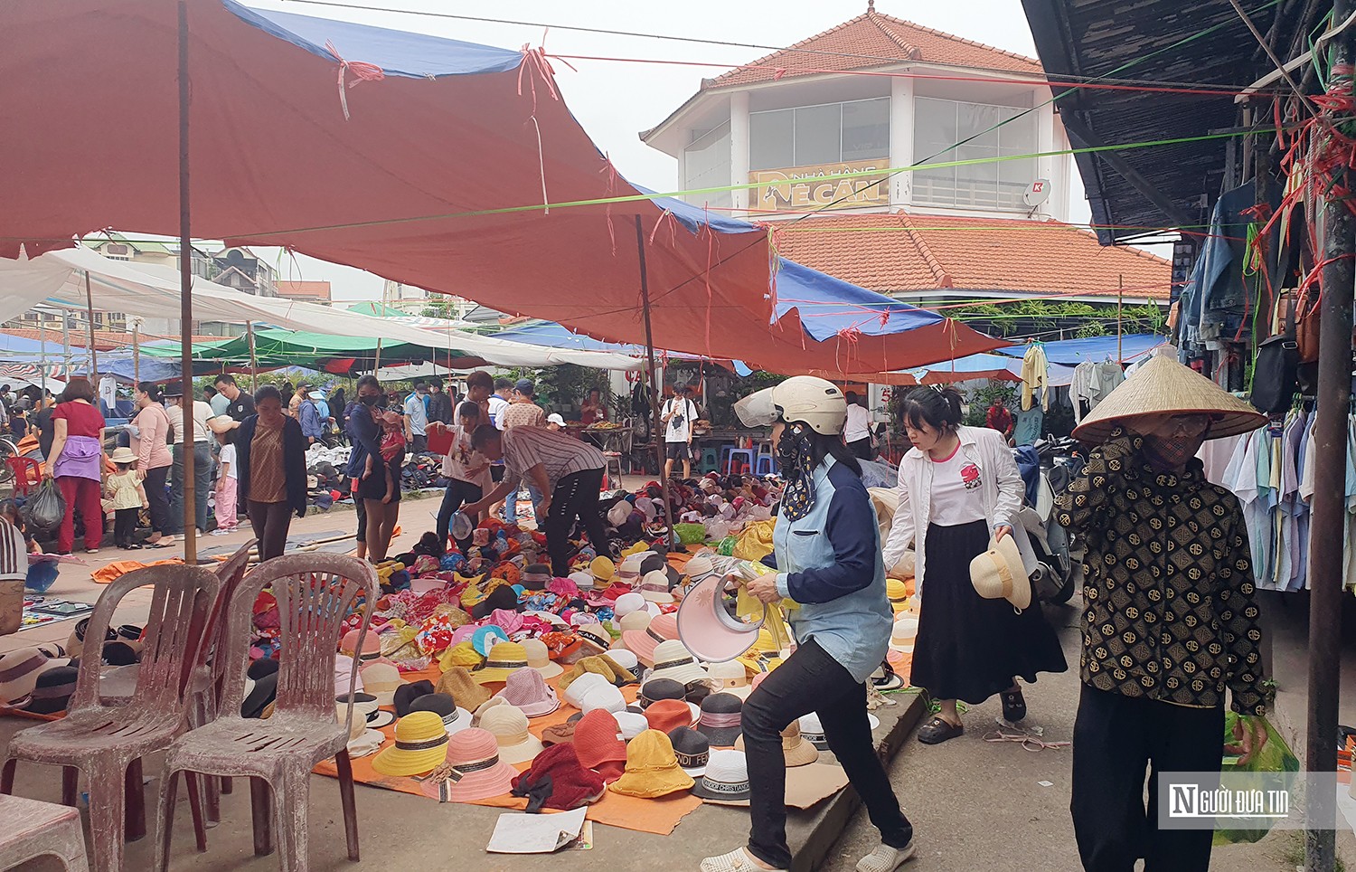 Văn hoá - Hải Phòng: Độc đáo chợ phiên mua may, bán rủi giữa lòng đô thị (Hình 5).