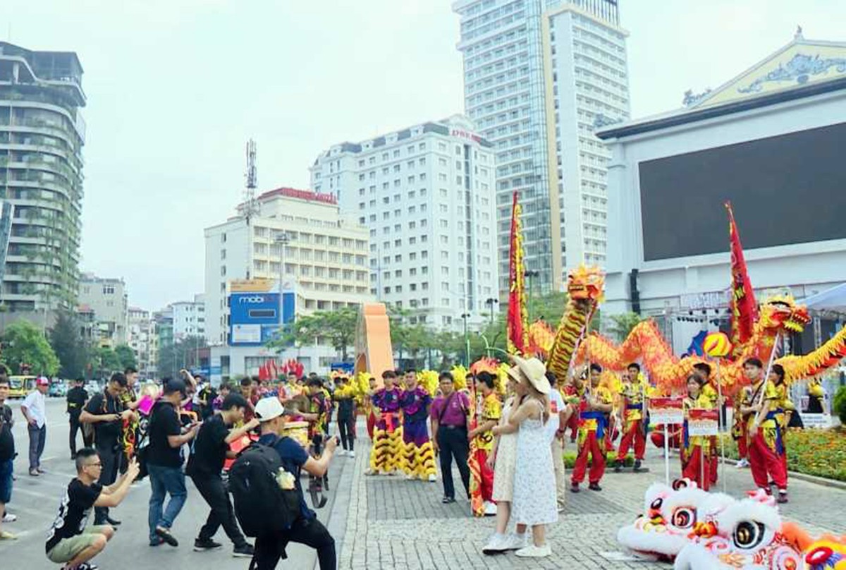 Sự kiện - Gần 50.000 du khách đến Hạ Long trong ngày đầu nghỉ lễ 30/4 - 1/5